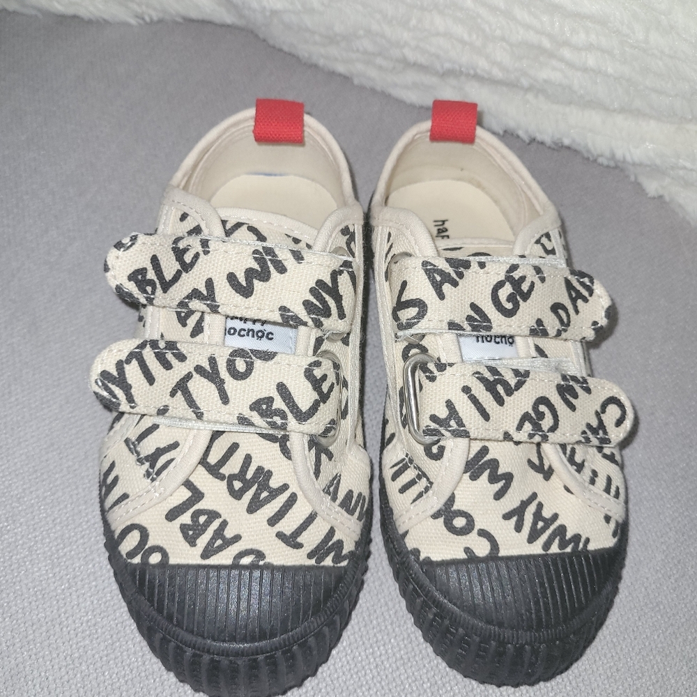 HAPPY NOCNOC SIZE 2 (26) Kids Canvas Shoes with Black and Cream Design Used.